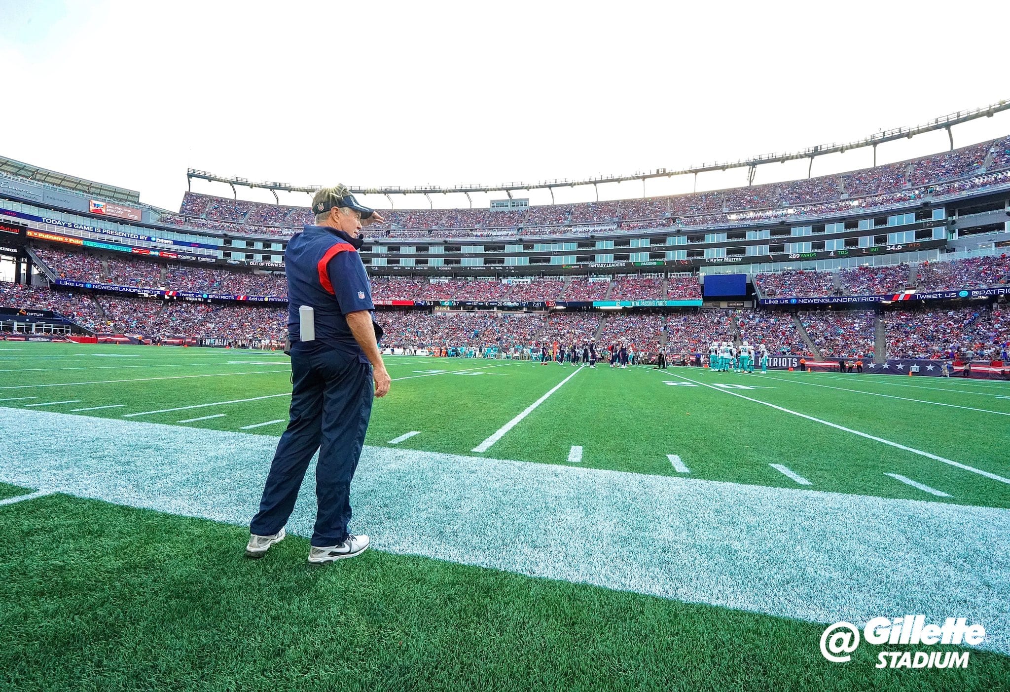 Vista interna do Gillette Stadium lotado para o jogo Brasil x França pela série Road to 26 em Foxborough