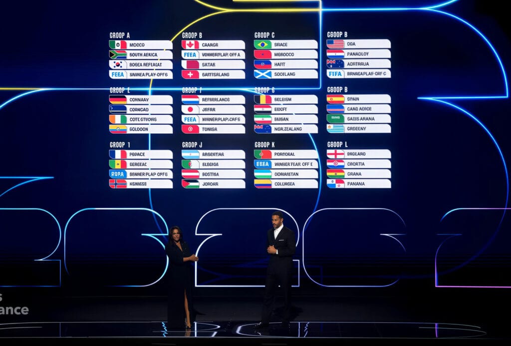 Infográfico detalhando o novo regulamento da Copa do Mundo 2026, mostrando a expansão para 48 seleções divididas em 12 grupos de 4 times, e o novo esquema de mata-mata que começa na fase de 16 avos de final.
