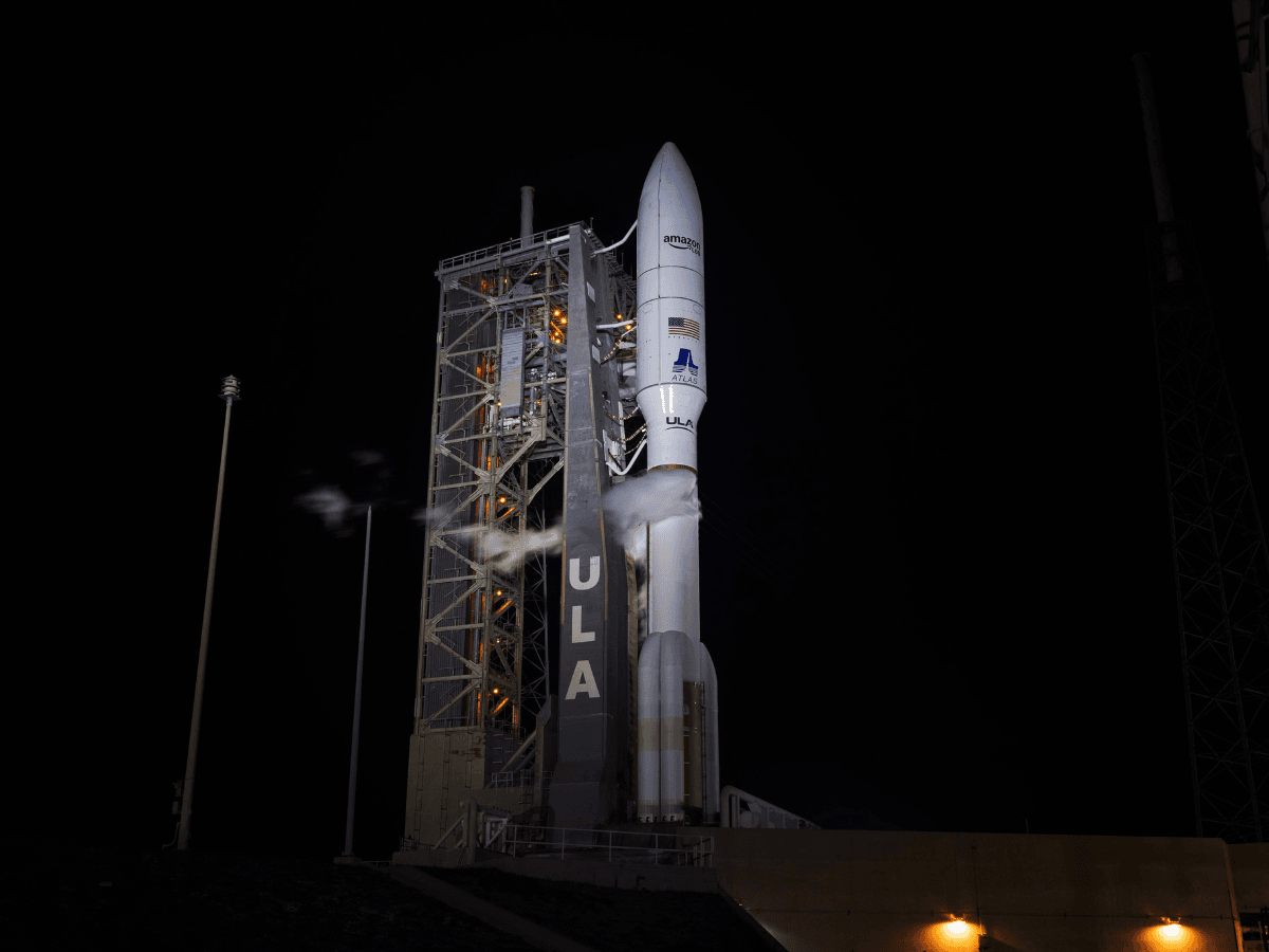 Satélite Amazon Leo Atlas V em órbita da Terra
